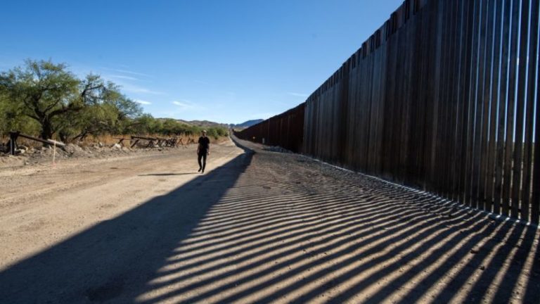 El cambio de Harris hacia el centro sobre el muro fronterizo y el asilo contradice sus años de posiciones progresistas sobre inmigración imagen-4