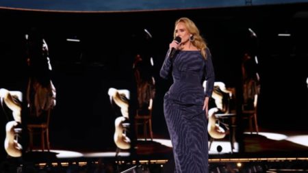 Adele dice que tiene la intención de "tomarse un descanso largo" después del final de su residencia en Las Vegas imagen-11