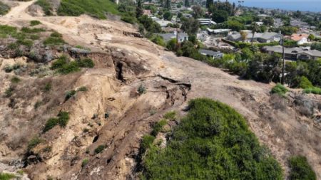 Los deslizamientos de tierra destruyen casas de millones de dólares en California, y están empeorando imagen-15