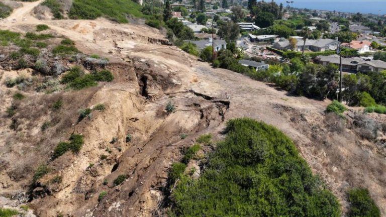 Los deslizamientos de tierra destruyen casas de millones de dólares en California, y están empeorando imagen-4