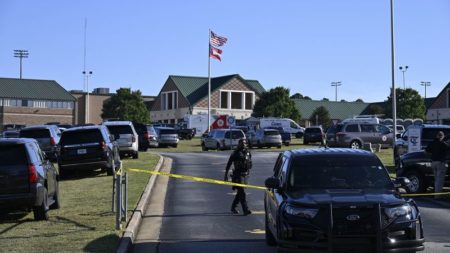 El atacante de la escuela de Georgia escondió un AR-15 en su mochila y abandonó la clase la mañana del tiroteo imagen-13