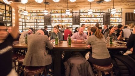 Hay más personas que nunca comiendo solas en restaurantes. Esta es la razón imagen-6