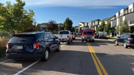 Policía de Colorado atiende un tiroteo en un complejo de apartamentos en una zona de Denver imagen-9