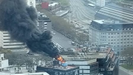 Incendio en Retiro: bomberos trabajan para controlar las llamas y asistir a los heridos imagen-8