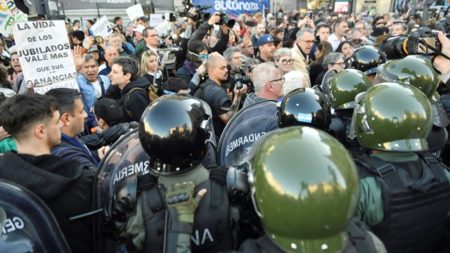 Por los incidentes en la marcha de los jubilados, se levantaron de la sesión en el Congreso imagen-8