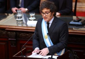 El Gobierno advirtió que, si se rechaza el Presupuesto que envió Milei, se volverá a prorrogar el de 2023 imagen-2