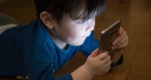 Advierten que el uso de celulares y tablets incrementó los casos de miopía infantil imagen-1