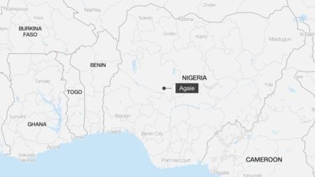 Explosión mata al menos a 48 personas al chocar un camión cisterna con combustible en Nigeria imagen-7