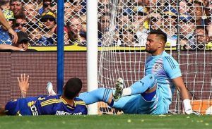 Sergio Romero será sancionado tras su pelea con los hinchas de Boca en el Superclásico imagen-1