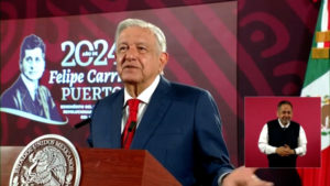 AMLO asegura que un botellazo en su contra durante una manifestación “no pasó a mayores” imagen-1