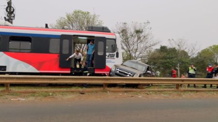 El tren internacional Posadas – Encarnación embistió a una camioneta imagen-14