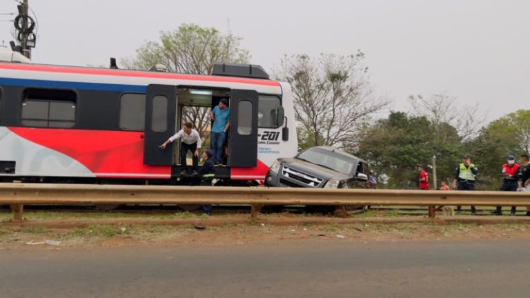 El tren internacional Posadas – Encarnación embistió a una camioneta imagen-4