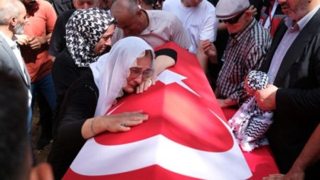 Realizan funeral para activista turcoestadounidense a quien el Ejército israelí disparó en Ribera Occidental imagen-12