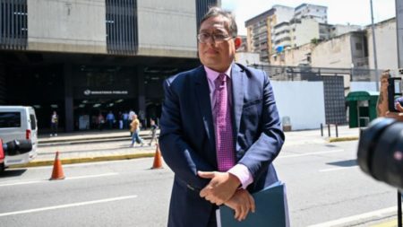 El abogado de Edmundo González pide a la Fiscalía de Venezuela “debidas garantías” para la esposa del candidato imagen-6