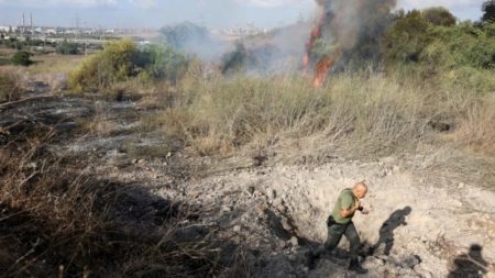 Un misil procedente de Yemen cae en el centro de Israel, según las FDI, una zona normalmente segura de los proyectiles enemigos imagen-8