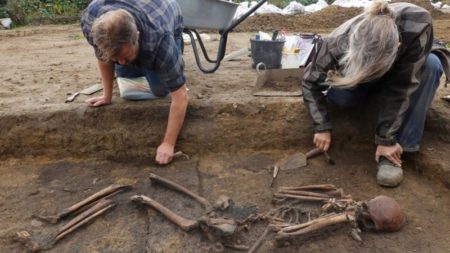 Un grupo de arqueólogos descubrió más de 50 esqueletos vikingos en un enorme cementerio en Dinamarca imagen-10