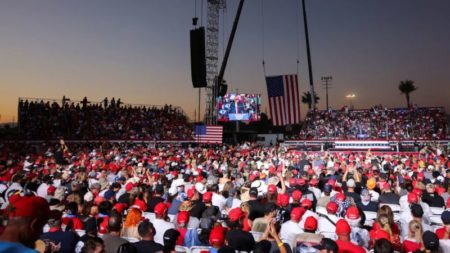 Funcionarios federales dicen que Trump no estaba en peligro después de que un hombre fuera arrestado con armas ilegales cerca de un mitin de campaña en California imagen-11