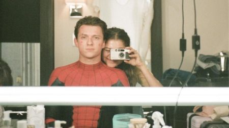 Tom Holland se convierte en Spider-Man por Zendaya y la salva de una multitud enloquecida de paparazzi y fanes imagen-7