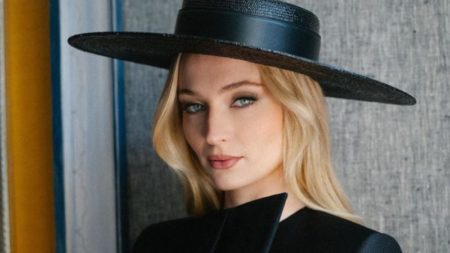 Sophie Turner ya tiene disfraz de Hallowe'en y pasa del truco o trato. Ella pregunta qué pastilla quieres imagen-7