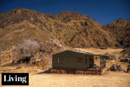 En medio de los valles calchaquíes, se instaló en una cabaña prefabricada para restaurar un histrórico rancho de adobe imagen-9