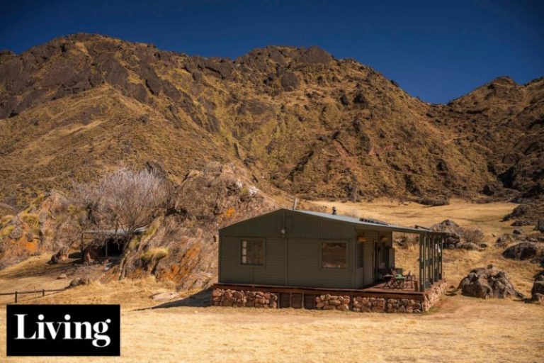 En medio de los valles calchaquíes, se instaló en una cabaña prefabricada para restaurar un histrórico rancho de adobe imagen-4