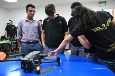 Junto a la Policía de Misiones, la Escuela de Robótica capacita a sus estudiantes en la creación de drones imagen-11