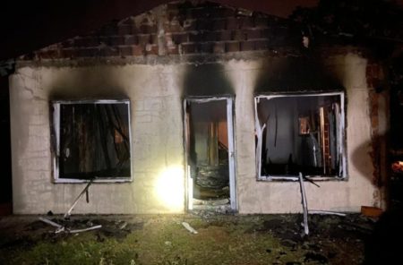 Familia de Puerto Iguazú pierde su vivienda en incendio imagen-5