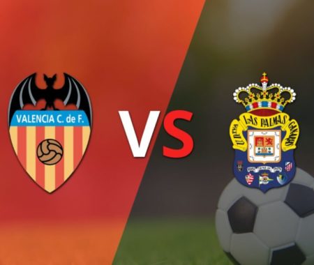 Valencia y UD Las Palmas empatan 1-1 y se van a los vestuarios imagen-6