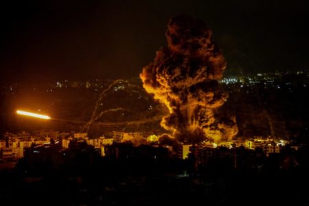 Israel bombardeó un suburbio del sur de Beirut y alertó sobre una escalada imagen-15