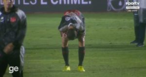 Video: el llanto de Pablo Vegetti tras la eliminación del Vasco da Gama en la Copa Brasil imagen-3