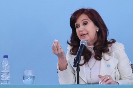 "Feliz Día de la Lealtad": CFK cruzó a Caputo y a los gobernadores peronistas cercanos a Milei imagen-11