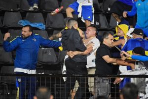 Graves incidentes en Rosario: choque entre hinchas de Boca y Gimnasia en la Copa Argentina imagen-2