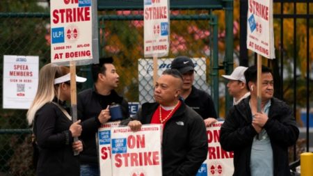 Un mes de la huelga de Boeing: cuesta US$ 5.000 millones a la empresa y a los trabajadores, según un nuevo análisis imagen-10