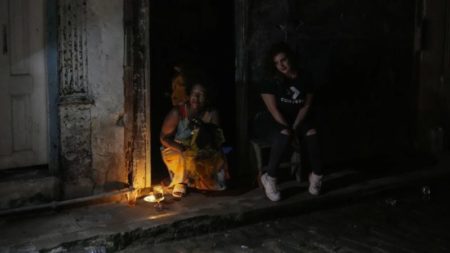 Millones de personas en Cuba comienzan su tercer día sin electricidad mientras se acerca el huracán Oscar imagen-10