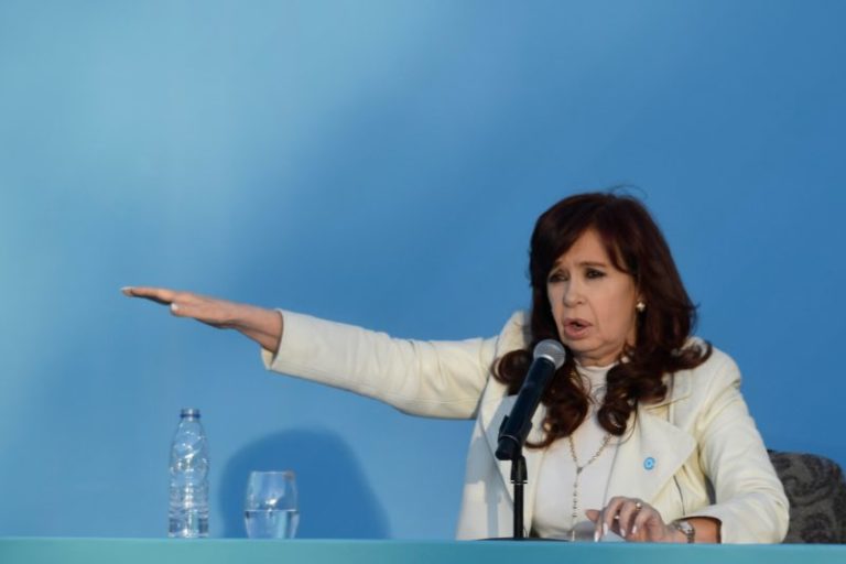 Cristina Kirchner le respondió a Milei: el “saludo” de cumpleaños, la disculpa “culposa” y la referencia a Villarruel imagen-5