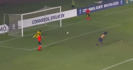 Video: los penales y el llanto de los pibes argentinos tras caer en semis del Sudamericano Sub 15 imagen-12