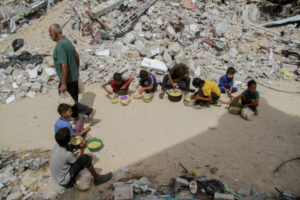 “¡Por ​​esto murió nuestro hijo, por frijoles!”, dice la familia de un niño en Gaza que murió aplastado por un paquete de ayuda lanzado desde el aire imagen-2