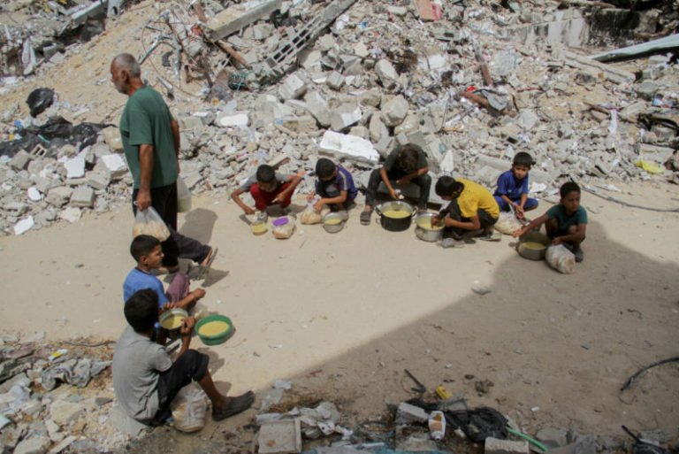 “¡Por ​​esto murió nuestro hijo, por frijoles!”, dice la familia de un niño en Gaza que murió aplastado por un paquete de ayuda lanzado desde el aire imagen-5