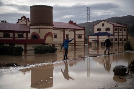 Inundaciones repentinas dejan 51 muertos en Valencia, España, informan los rescatistas imagen-10