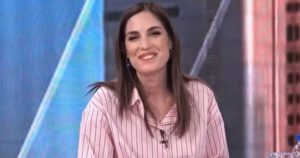 Quién es la periodista que anunció su embarazo al aire: "Al mes de conocerlo, me enteré que esperaba gemelas" imagen-1