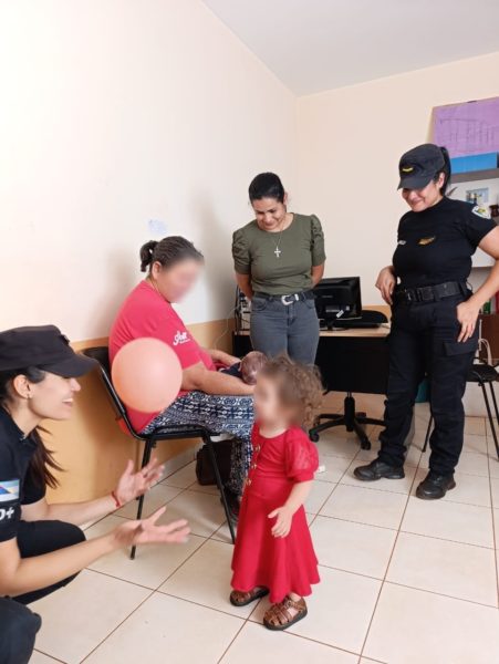 Policías y vecinos se unen para brindar ayuda a hermanitos rescatados imagen-9