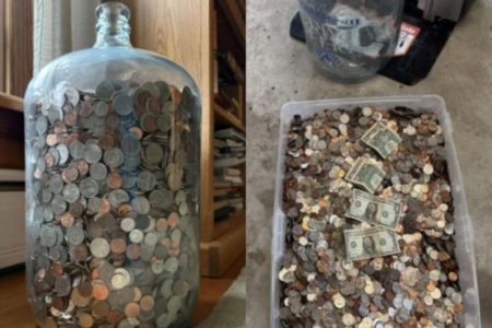 Su abuelo ahorró durante 70 años en un botellón y le heredó un tesoro de monedas antiguas muy codiciadas imagen-12