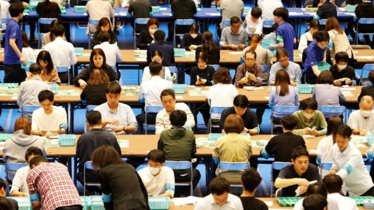 Japón se hunde en la incertidumbre política después de una dramática derrota del partido gobernante en las elecciones parlamentarias imagen-5