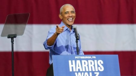 ANÁLISIS | Obama, el "hombre de la esperanza y el cambio", intenta cerrar un trato para Harris imagen-12