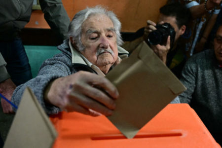 Mujica vota en las elecciones presidenciales en Uruguay y dice que la campaña estuvo "un poco distraída" imagen-16