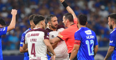 Video: el polémico gol que le anularon a Lanús ante Cruzeiro imagen-10