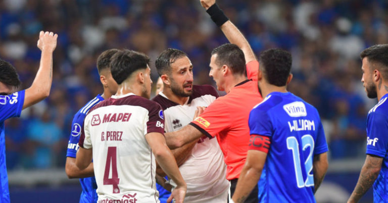 Video: el polémico gol que le anularon a Lanús ante Cruzeiro imagen-3