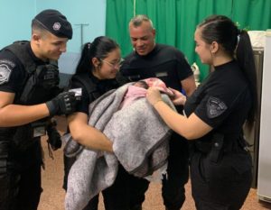 Posadas: agentes policiales asistieron a una embarazada que dio a luz en su casa imagen-2