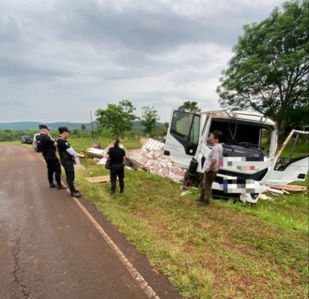 Despistó un camión con mercadería en San Javier imagen-10