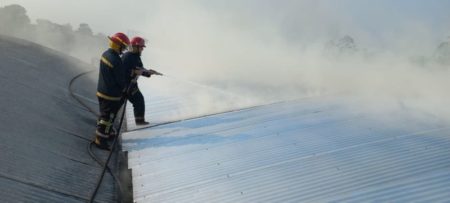 Bomberos Policiales y Voluntarios trabajan en el Incendio de una Empresa yerbatera en el Barrio Bella Vista imagen-10